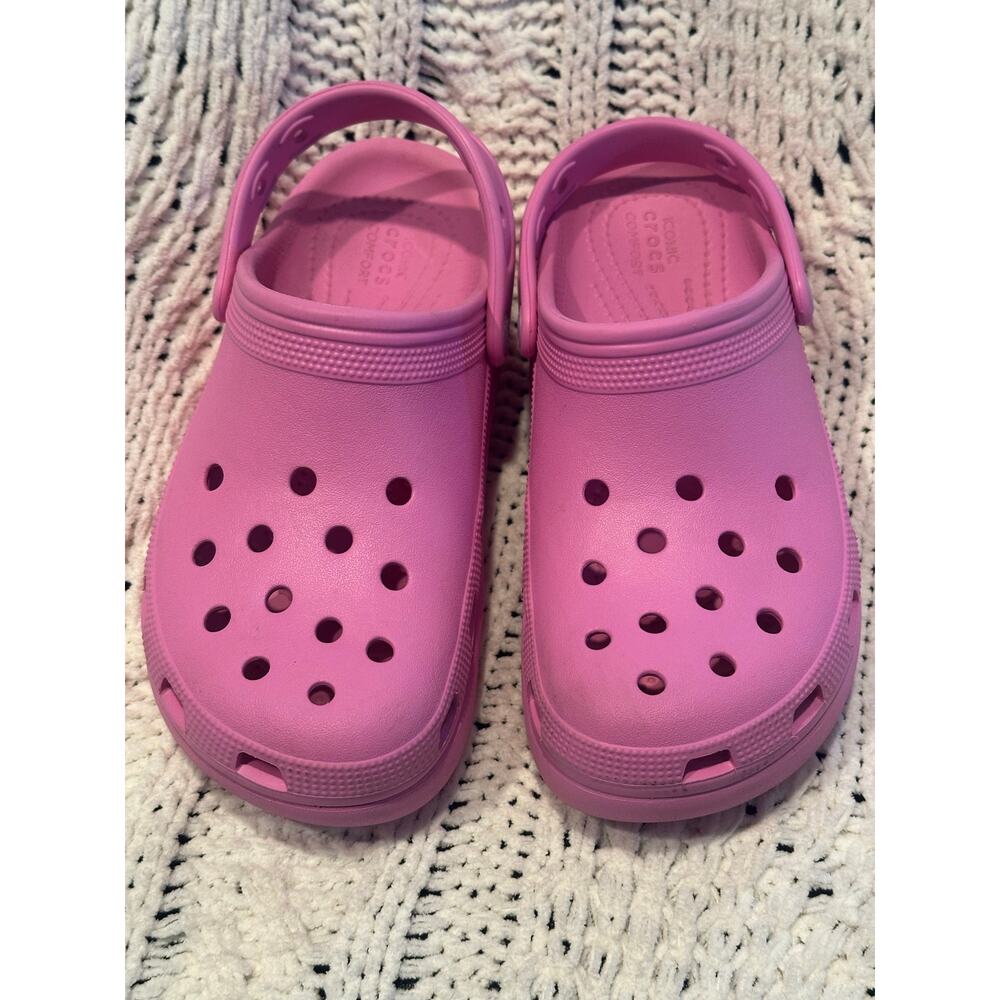 Crocs Classic Crush Clogs Pink Juniors Size 5 Barbie Pink beach pool travel vacy